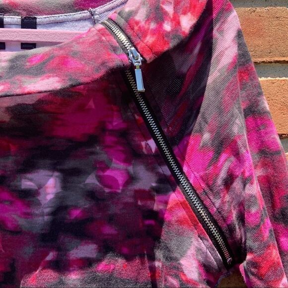 𝅺Magenta/Black Print Top with Layered Neck & Zipper - Picture 3 of 6